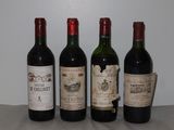 quatre bouteilles de vin sont alignées sur une table