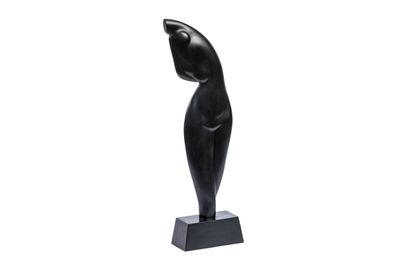 une sculpture noire représentant un chat assis sur un socle en bois