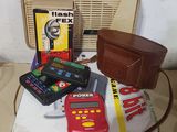 une petite table sur laquelle se trouvent une radio, un portefeuille, un autre portefeuille, un téléphone portable et d'autres objets