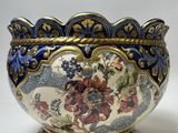 un vase bleu et blanc avec des fleurs