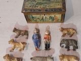 de nombreuses figurines représentant des personnes et des animaux posées sur une table