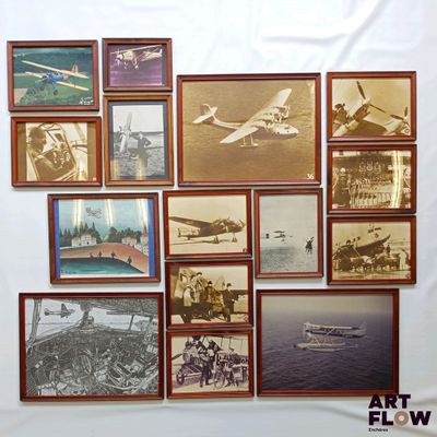 il y a beaucoup de photos accrochées au mur de cette pièce