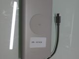une image représentant un téléphone portable branché à un chargeur