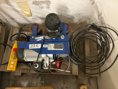 vue de dessus d'une machine bleue posée sur une palette en bois