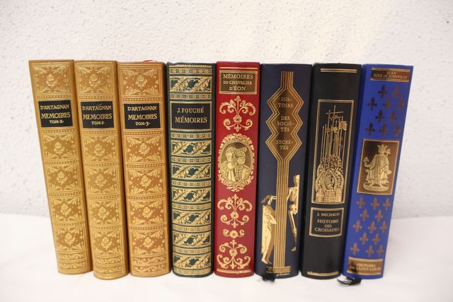 Mémoires de d’Artagnan : 30volumes. Mémoires de Fouchet : 1 volum...