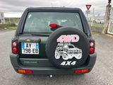 une voiture sur laquelle est collé un autocollant à l'arrière
