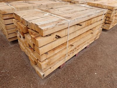 de nombreuses palettes en bois empilées les unes sur les autres