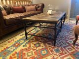 un canapé et une table basse dans un salon
