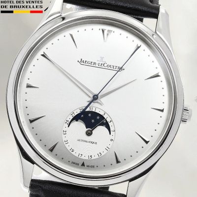 une image montrant un gros plan d'une montre-bracelet au cadran blanc
