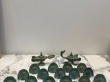 de très jolies sculptures vertes posées sur une table en marbre