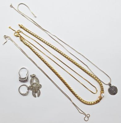 une collection de bijoux comprenant un collier, des boucles d'oreilles et une bague