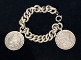 une image représentant un bracelet auquel sont accrochées deux pièces de monnaie