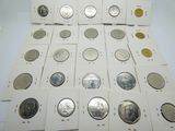 un lot de pièces de monnaie posées sur une table