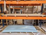 une grande étagère sur laquelle sont posées plusieurs pièces de bois