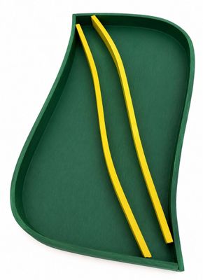 un plateau vert avec deux baguettes et un plateau vert avec deux baguettes