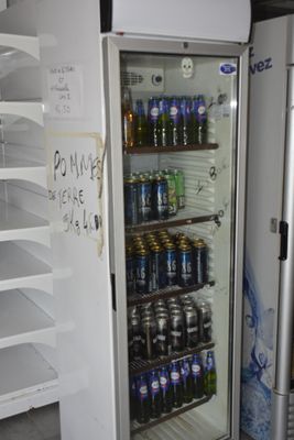 un réfrigérateur rempli de boissons