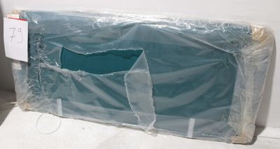 un matelas enveloppé et posé sur le sol