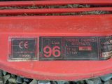 un gros plan d'un tracteur rouge sur lequel figurent des chiffres