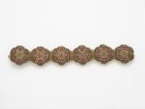 une rangée de perles enfilées sur un fond blanc