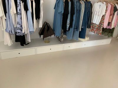 un portant de vêtements posé sur une étagère dans une pièce