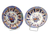 deux assiettes posées côte à côte sur une table