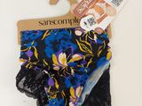 un gros plan sur une culotte suspendue à un cintre