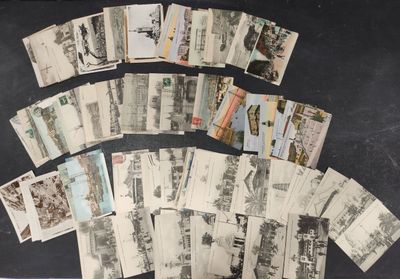 beaucoup de vieux papiers posés sur une table