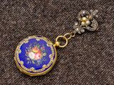 une image montrant un gros plan d'un collier orné d'une fleur
