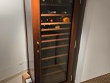 une cave à vin située dans un coin de la pièce