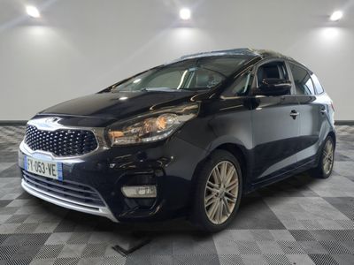 la voiture noire est garée sur un sol en damier dans le garage