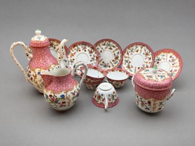 de nombreux types de théières et de soucoupes sur la table