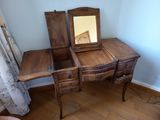 un bureau en bois surmonté d'un miroir