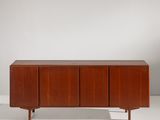 le buffet est en bois et comporte quatre portes
