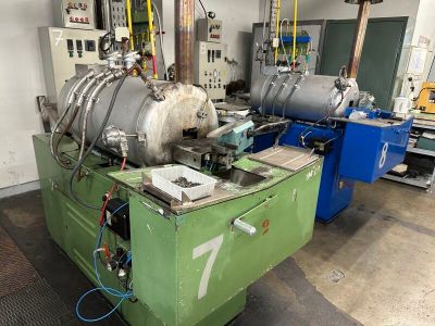une machine qui se trouve dans une pièce où il y a beaucoup d'autres machines