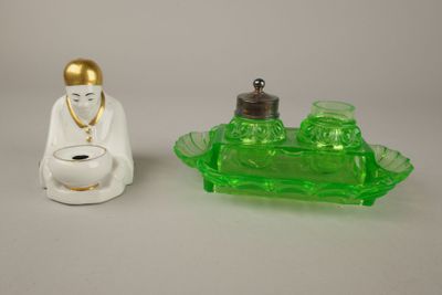 deux figurines assises l'une à côté de l'autre