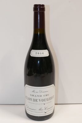 une bouteille de vin posée sur une table