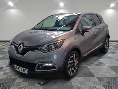 la voiture grise est garée sur un sol en damier dans le garage