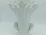 un vase blanc posé sur une table