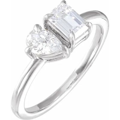 un gros plan d'une bague de fiançailles en diamant ornée de deux pierres en forme de poire