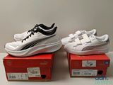 Deux paires de baskets Puma sont posées sur une boîte rouge.