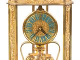 une horloge en or avec un cadran bleu, dans une vitrine