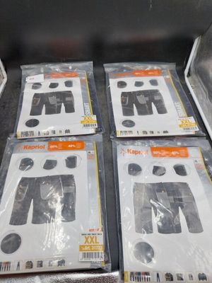 quatre paquets de vêtements exposés dans un magasin