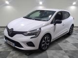 une voiture blanche est garée sur le sol à carreaux d'un garage