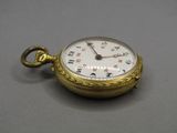 une image représentant une montre de poche en or dont le cadran porte des inscriptions en chinois