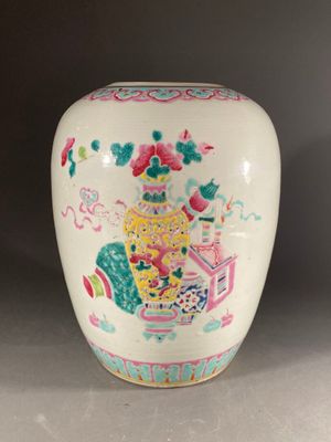 CHINE Potiche couverte en porcelaine à décor d'objets en éma…