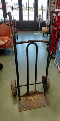 un diable posé devant une porte