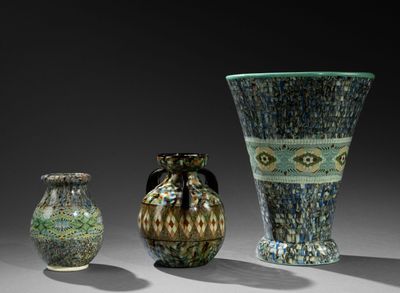 trois vases posés sur une table