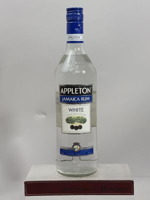 une bouteille de vin blanc posée sur un support en bois