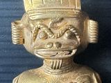 deux petites figurines en or représentant un homme coiffé d'une couronne