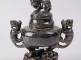 une image représentant un brûle-parfum en bronze orné de deux lions